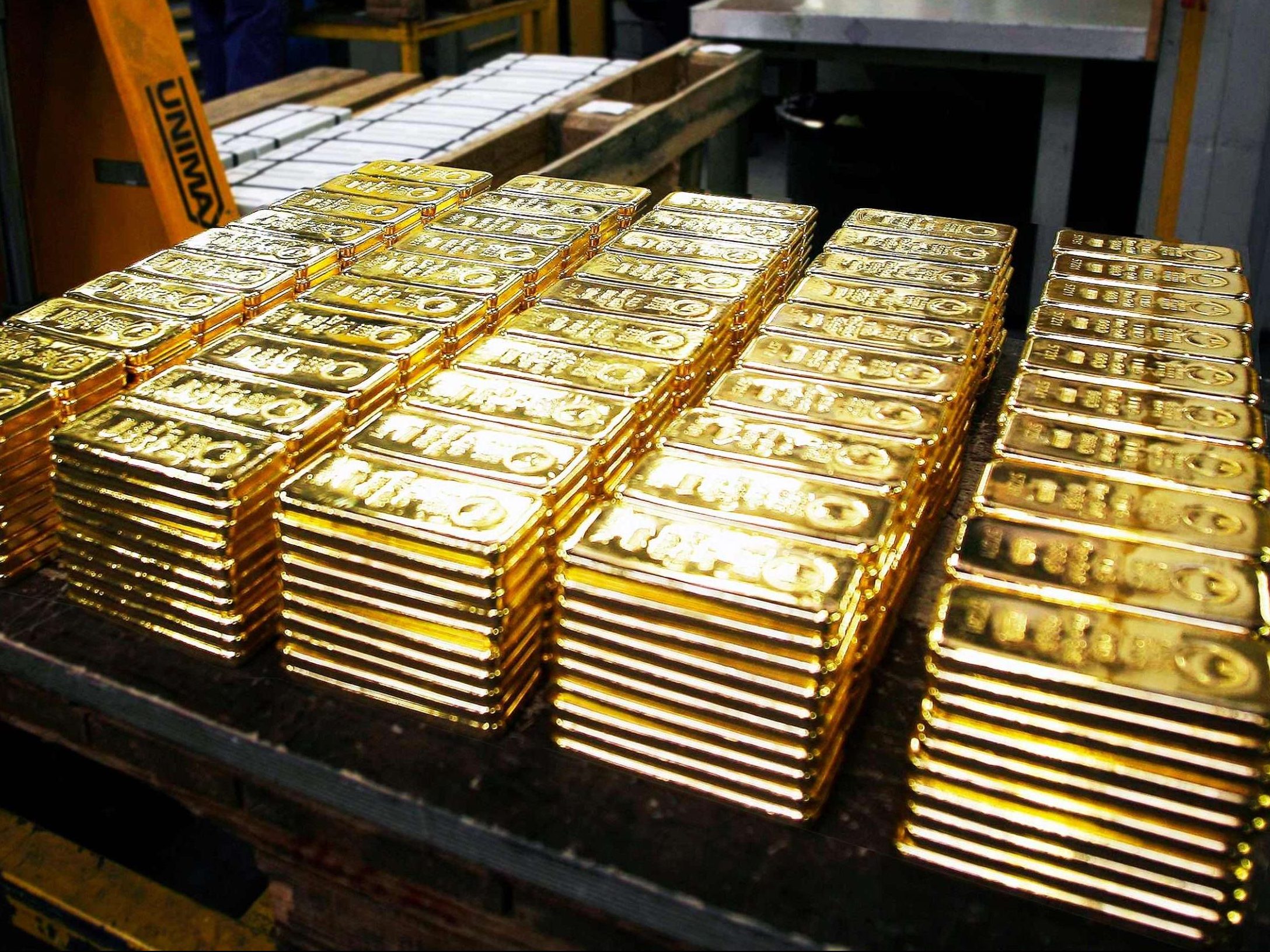 How Much is a Gold Bar Worth in 2025? Full Guide for Investors